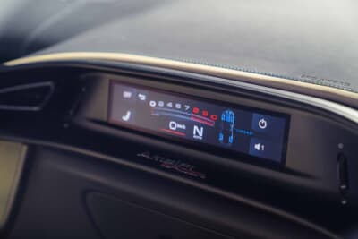 フェラーリ アマルフィ スパイダー：8.8インチの助手席用ディスプレイでコ・ドライバーもエンジンの高鳴りを楽しむことができる