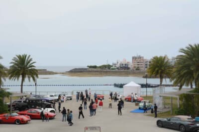 初日のスタートセレモニーが行われた「北谷フィッシャリーナ中央広場」には、エントラントやスタッフのほか、足を止めて見入る多くの観光客の姿も見られた