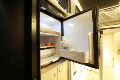 三菱 トライトン：さらにエアコンや冷蔵庫もセットされており、季節を問わず大自然のなかで快適なキャンパーライフを楽しめる