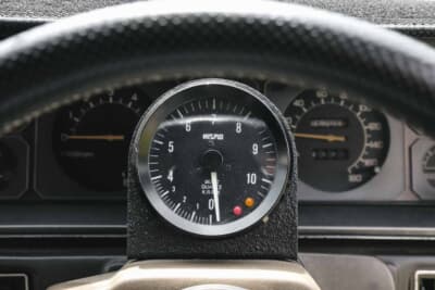 日産  HGC211スカイライン：当時物にこだわりたいということで、追加メーターは苦労して探したニスモの水温・油温計、タコメーターで統一している