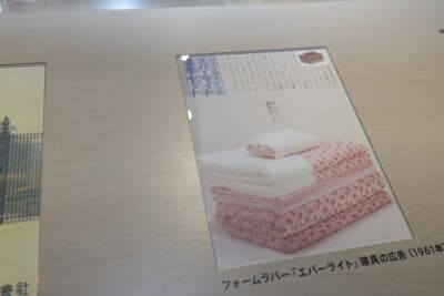 ブリヂストンが開発したフォームラバー、「エバーライト」と名付けられた寝具の広告