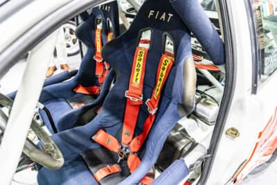 フィアット プント Gr.A KITCAR Team Grifone：フィアットのロゴ入りシートに、サベルト製5点式ベルトを備える。着座位置はノーマルよりかなり低い