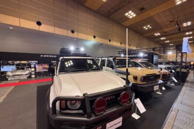 トヨタ ランドクルーザー250： 通路手前のエリアに並んだランクル250と70。頼もしいオフロードタイヤを装着し、圧倒的なタフさを放つ