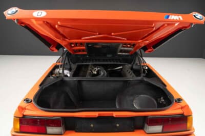 45万〜50万ユーロ（邦貨換算約8190万円〜約9100万円）で現在も販売中のBMW「M1」（C）Bonhams