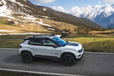 ジープ・アベンジャー 4xe：Avenger 4xe Hybrid Launch Editionならではのブラックペイントルーフが外観を引き締める