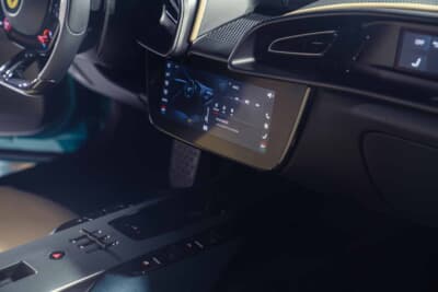 フェラーリ アマルフィ スパイダー：センターに配置された10.25インチのタッチスクリーンや、センターコンソールの物理スイッチがドライバーの直感的な操作を助ける