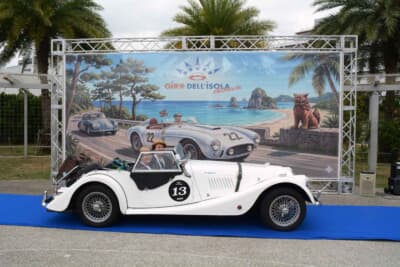 まだ入手して間もないという1980年式モーガン +8とともに、「北谷フィッシャリーナ中央広場」でのスタートセレモニーに臨んだ若夫婦の晴れやかな表情だ