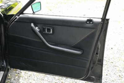 日産  HGC211スカイライン：内装はレカロシートとリアシートを同じ生地を使って張り替えている。そのデザイン処理にも注目してもらいたい。