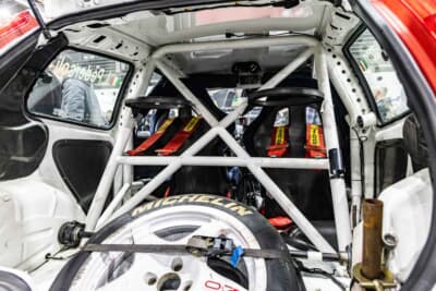 フィアット プント Gr.A KITCAR Team Grifone：ラゲッジスペースにはスペアタイヤやヘルメットホルダーが用意される