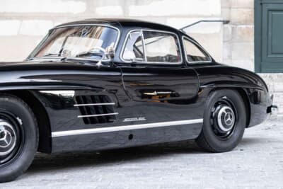 129万9500ユーロ(邦貨換算約約2億3780万円)で落札されたメルセデス ベンツ「300 SL」(C)Bonhams