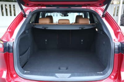 マツダ CX-60：トノカバー付きのラゲッジスペース。目隠しができるため防犯面でも安心だ
