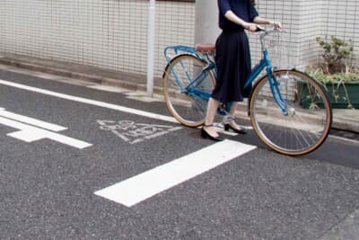 「止まれ」の標識と停止線。自転車も指定場所では必ず一時停止しなければならず、違反すると5000円の反則金が科される。出会いがしらの事故を防ぐための、もっとも基本的で重要なルールだ。