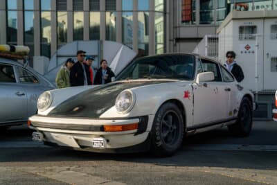 黒いボンネットにパティナ（経年劣化）が育ち、フージャーのドラッグタイヤが印象的な911。ドイツ生まれアメリカ育ちのタフでちょいワルな雰囲気を醸し出していた