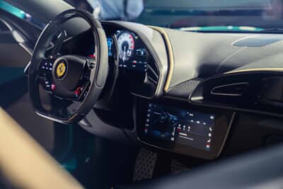 フェラーリ アマルフィ スパイダー：ステアリングホールには物理ボタンを採用している