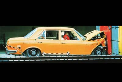 衝突安全性を高めるため、前後に衝撃吸収式構造を採用し、客室部分は頑丈なセーフティセル構造で守られている