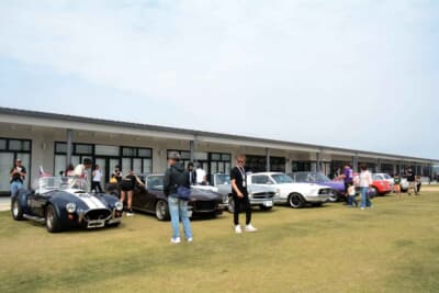 「読谷村村営図書館」では、参加車両を美しい芝生広場に展示した。図書館を訪れた人々や、たまたま居合わせた観光客たちを大いに歓喜させていた