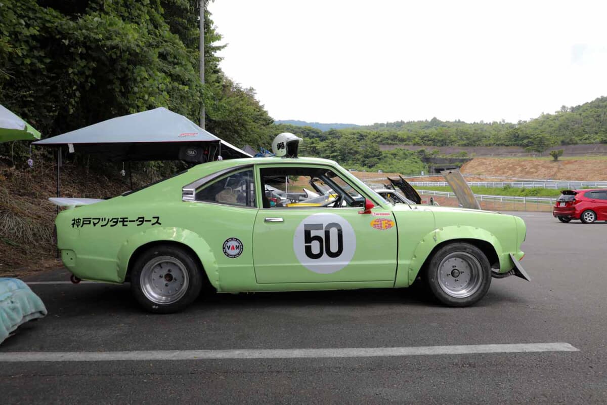 マツダ サバンナ RX-3：「神戸マツダモータース」のステッカーがワークス感を醸し出す