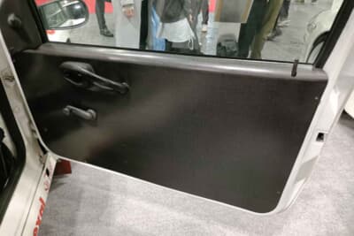 フィアット プント Gr.A KITCAR Team Grifone：軽量化のためドア内張りもカーボン製だ。パワーウインドウではなく、手回し式のレギュレーターハンドルを採用