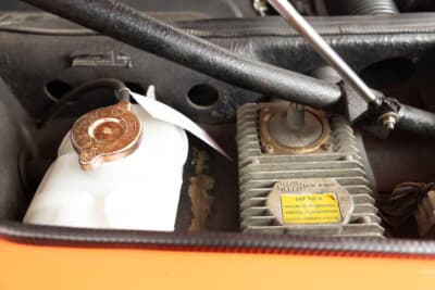 45万〜50万ユーロ（邦貨換算約8190万円〜約9100万円）で現在も販売中のBMW「M1」（C）Bonhams