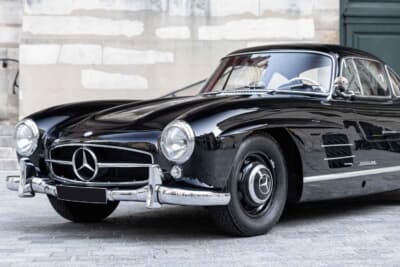 129万9500ユーロ(邦貨換算約約2億3780万円)で落札されたメルセデス ベンツ「300 SL」(C)Bonhams