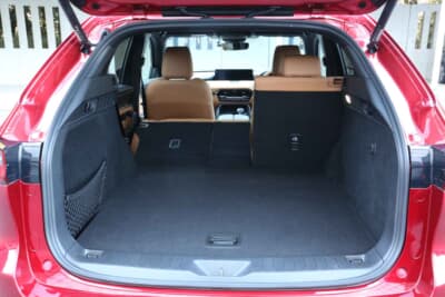 マツダ CX-60：開口部も広くフラットで使いやすい荷室。日常の買い物からレジャーまで活躍