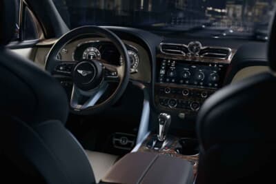 ベントレー・ベンテイガ アルテナーラ エディション：タイトなスペースで安全な操縦をアシストし、コネクティビティはシームレスにつながるコクピット