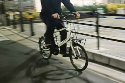 夜間、シティサイクルが無灯火で走行。暗闇に紛れ、自らの存在を周囲に知らせる前照灯を点灯させていない。歩行者や他のクルマから見えず、極めて危険な行為だ