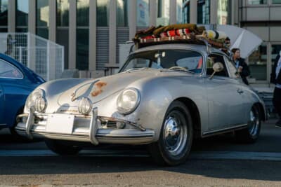 ルーフラックに荷物を積んだ356。旅の途中で立ち寄ったような佇まいが、このイベントにとてもマッチしていた
