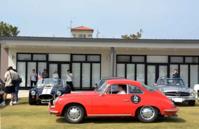 「読谷村村営図書館」に到着した1964年式ポルシェ 356C。ドライバーは第1回からの常連だったが、メカニカルトラブルによりこの直後に無念のリタイヤとなった