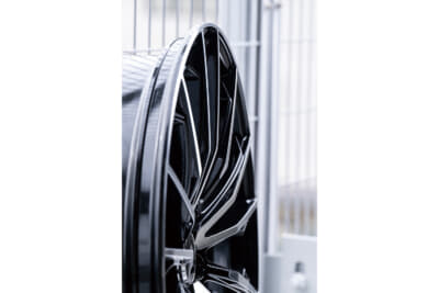 【VERSUSヴォウジェSE スペックM】ヴォウジェは多面形状が特徴だったが、ヴォウジェSEはよりエッジを効かせた直線的な形状を採用。センターへ向かう落とし込みもキレ味が鋭い