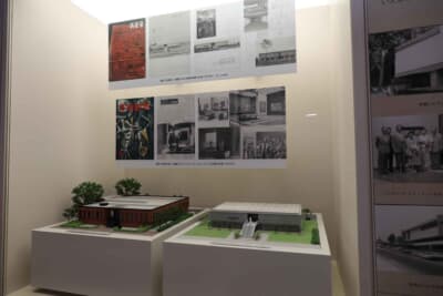 こちらのミニチュアは、開館当時の石橋美術館（ 右 ）と2002年の石橋美術館（ 左 ）を再現。現在の久留米市美術館の外観は、この当時のままの姿で残されている