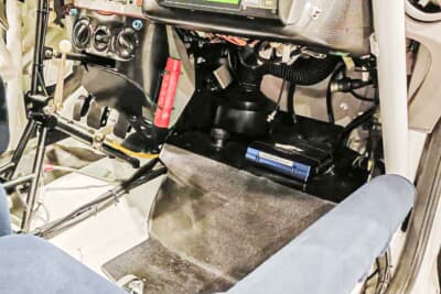 フィアット プント Gr.A KITCAR Team Grifone：助手席の足元にはフットレストとマニエッティ・マレリ製ECUが装着される