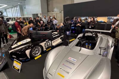 黒を基調としたブースには連日多くのモータースポーツファンが集結。シミュレーター体験が会場の熱気をさらに高めた