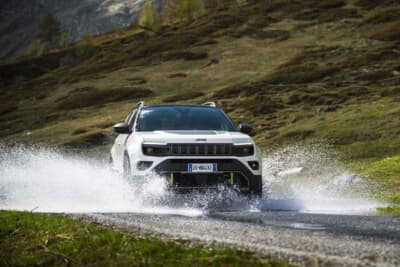 ジープ・アベンジャー 4xe：前後2基の強力なモーター＋1.2Lターボパワー＋48Vハイブリッドシステムの走り