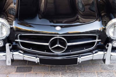 129万9500ユーロ(邦貨換算約約2億3780万円)で落札されたメルセデス ベンツ「300 SL」(C)Bonhams