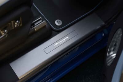 ベントレー・ベンテイガ アルテナーラ エディション：ドアシルプレートに刻まれたArtenara（アルテナーラ）の刻印が隠れた喜びを掻き立てる