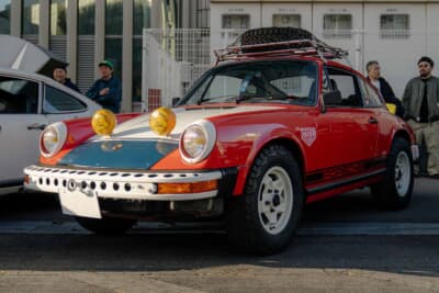ラリーの無骨さと、カラーリングから垣間見えるカジュアルなアメリカっぽさが可愛らしい911。HEUERのイエローフォグが、往年のラリーシーンへの敬意を感じさせる