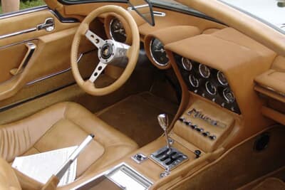 ILZRO ミウラ Zn75：ステアリングやシフトノブまで、鉛や亜鉛などの特殊素材で作り直された特注インテリア