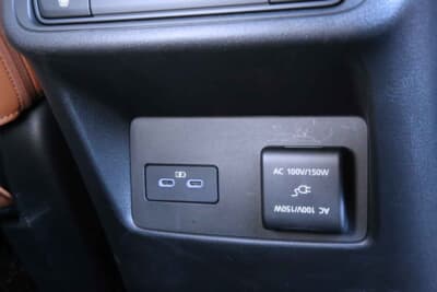 マツダ CX-60：後部座席用のエアコン吹き出し口と電源を完備。同乗者の快適性も配慮