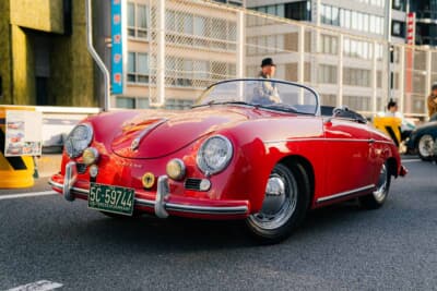 356スピードスター。右側のカーバッチはヨーロッパ最大の自動車連盟であるドイツ自動車クラブ（ADAC）のものだ。ドイツの象徴である鷲の紋章（ライヒスアドラー）がデザインされている