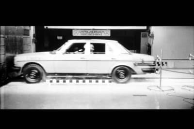 セダンモデルを用いた正面衝突テストの様子。メルセデス・ベンツが誇る厳格な安全基準がうかがえる