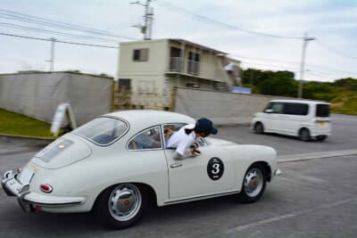 2日目のP.C.競技で奮闘する、1964年式ポルシェ 356SCの父娘コンビ。コ・ドライバーの大学生のお嬢さんが自らステアリングを握り、総合優勝に大きく貢献した