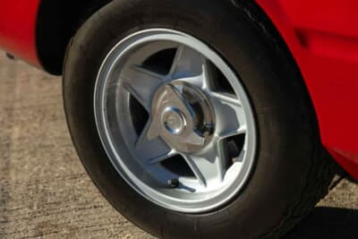 58万8000ドル(邦貨換算約9290万円)で落札されたフェラーリ「365 GTB/4 デイトナ」(C)Courtesy of Broad Arrow