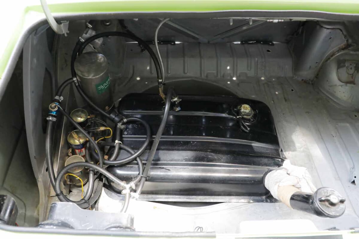 マツダ サバンナ RX-3：燃料タンクはトランクに移植して加減速対応の燃料ポンプとコレクタータンクを追加している