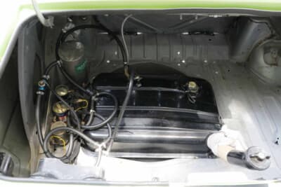 マツダ サバンナ RX-3:燃料タンクはトランクに移植して加減速対応の燃料ポンプとコレクタータンクを追加している