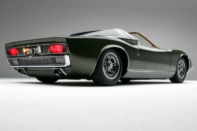 ILZRO ミウラ Zn75：モスグリーンに塗られた流麗なリアビュー。マフラーなどのパーツも特殊素材で再構築