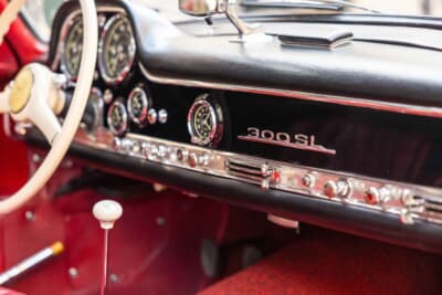 129万9500ユーロ(邦貨換算約約2億3780万円)で落札されたメルセデス ベンツ「300 SL」(C)Bonhams