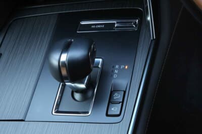 マツダ CX-60：マツダ自慢のトルコンレス8速AT。変速ショックも少なく滑らかな発進が可能