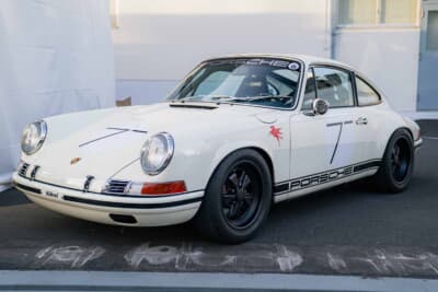ポルシェが公式に監修するライフスタイルメディア「Type7（タイプセブン）」のゼッケンを貼った911。因みに「Type7」は、後のポルシェ911につながる開発プロジェクトの原点となった試作車の名称だ