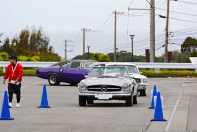 2日目、「赤間総合運動公園」にて行われたP.C.競技に臨むエントリー車両たち。車列の先頭を飾るのは1968年式メルセデス・ベンツ 280SLである